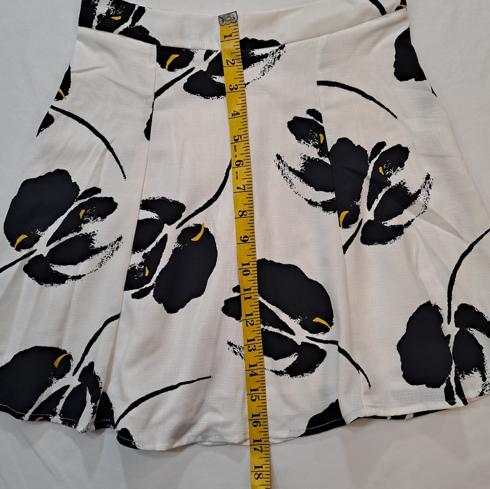 Nordstrom Lush Black and White Floral Mini Skirt Size Small - Picture 8 of 8